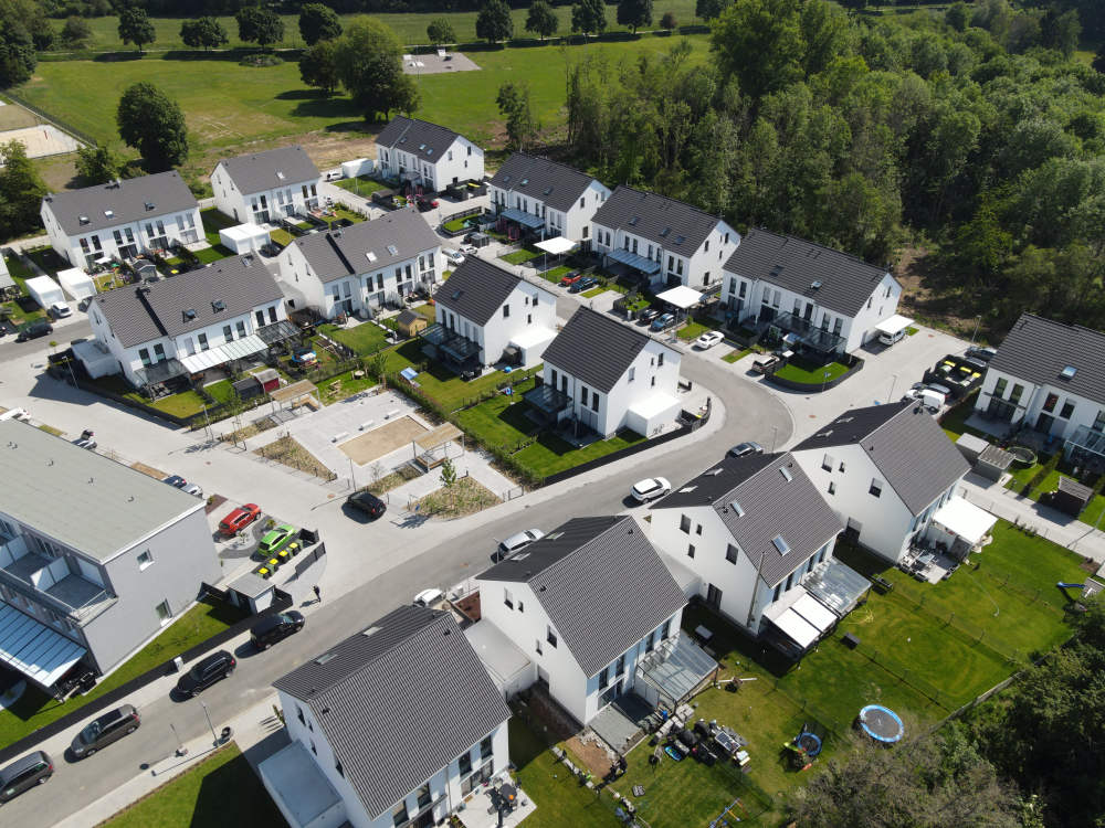 Zwei Hände, die als Symbol für eine Familie eine aus Papier ausgeschnittene Familie halten