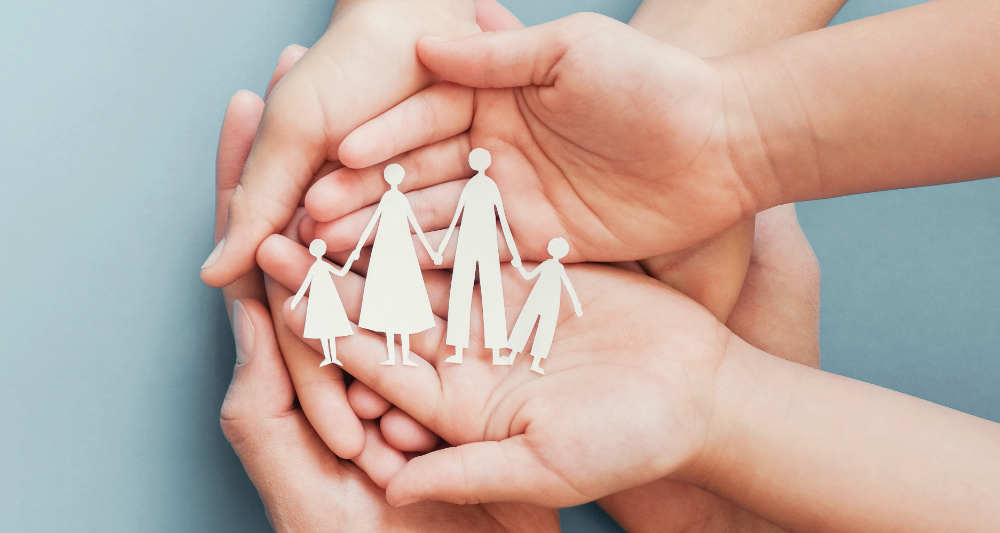 Junges Paar beim Einzug in ein Weisshorn Zuhause im Rhein-Main-Gebiet, umgeben von Umzugskartons