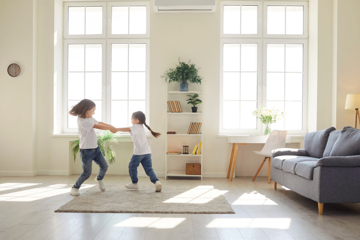 Spielende Kinder im Wohnzimmer